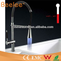 China Ware Sanitária LED Auto-Powered Pull-Down Spray de Água Fria e Quente Cromado Latão Primavera Torneira Da Cozinha